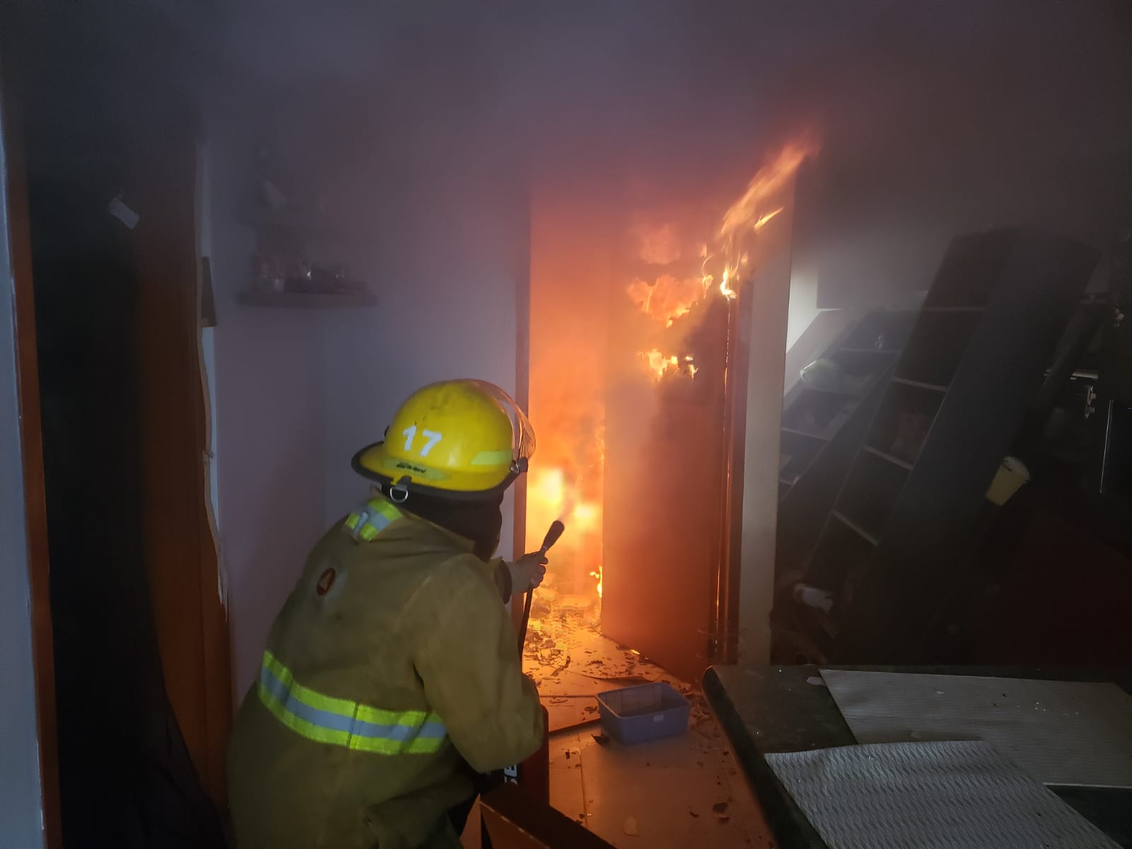 Bomberos de San Pedro sofocan incendio en vivienda de Santa Bárbara Almoloya tras acumulación de gas 