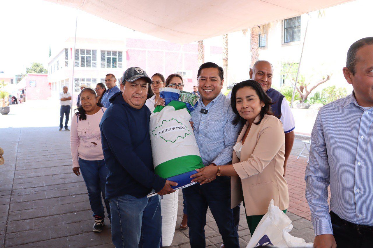 Filomeno Sarmiento entrega semillas y fertilizantes a campesinos de Cuautlancingo