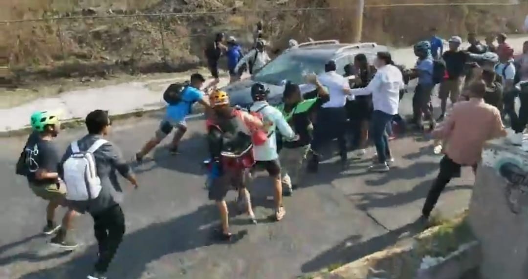 Cierre de la Recta Cholula se sale de control, otro automovilista embiste a manifestantes ciclistas