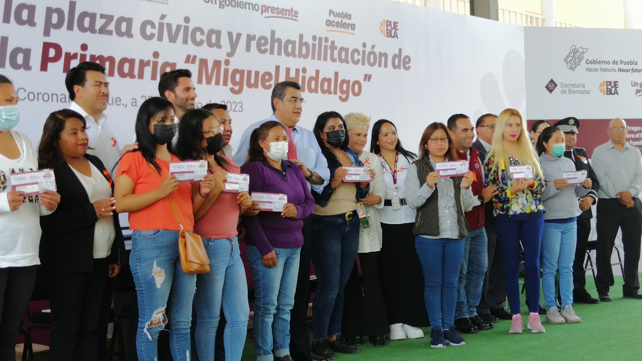 Bienestar entrega 24 tarjetas del programa “La Escuela es Nuestra” con inversión superior a los 13 mdp