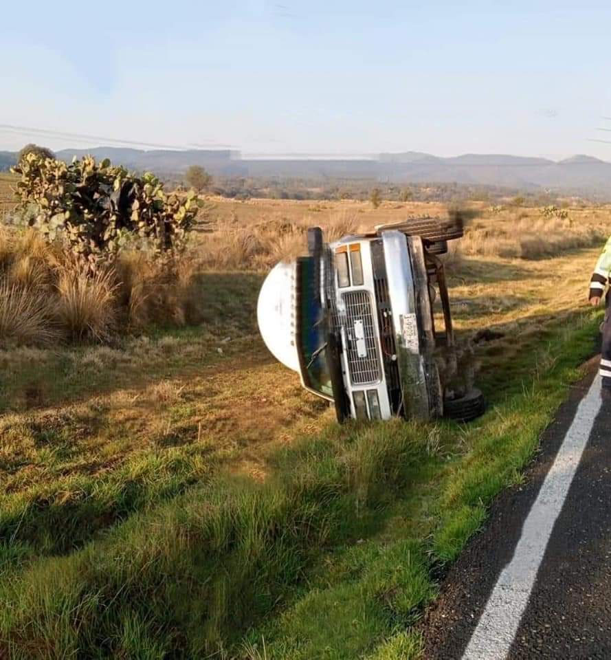Vuelcan y abandonan pipa "huachigasera" en Calpulalpan
