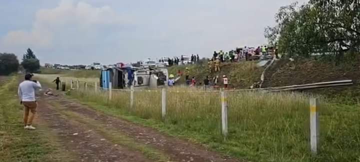 Por: Cortesía Deja volcadura de autobus 4 muertos, chófer se da a la fuga