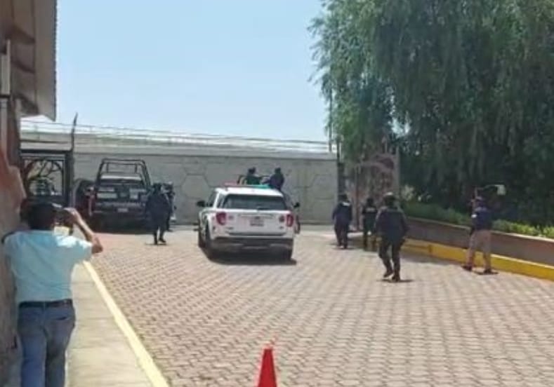 Por: Cortesía Revienta conflicto en SESA, director tuvo que ser rescatado por policías