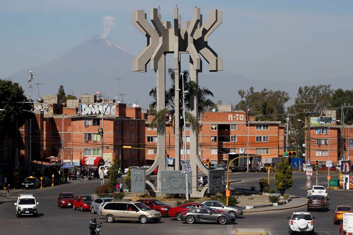Por: Cortesía Puebla Pue.- La tesorera municipal, María Isabel García Ramos informó que sólo el 60% de los contribuyentes de colonia San Manuel han pagado su impuesto predial 2023, mientras que el 40% restante continúa debiendo. Esto contrasta con otras colonias como Jardines de San Manuel o La Hacienda, que tienen un mayor cumplimiento tributario. La tesorera municipal explicó que no se puede etiquetar como deudoras a zonas completas de la ciudad, pero sí se cuenta con datos de las colonias que tienen mayor y menor aportación. En este sentido, destacó que la colonia San Manuel da una gran aportación de su predial, y por ejemplo la colonia La Margarita es de las que menos aportación tiene. De enero a abril de este año, se han recaudado 269 millones 80 mil 592 pesos del pago del predial en todo el municipio. García Ramos recordó que el pago corriente de dicho impuesto ya concluyó en el primer trimestre de 2023, y a partir de abril el pago fue completo, sin descuentos de multas y recargos. La tesorera municipal hizo un llamado a los ciudadanos que aún no han pagado su impuesto predial a que se acerquen a las oficinas municipales o a los módulos instalados en diferentes puntos de la ciudad para regularizar su situación. Asimismo, señaló que el pago del predial es importante para generar recursos que se invierten en obras y servicios públicos que benefician a toda la población.