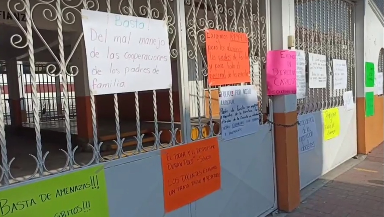 Llueven reclamos contra directora de primaria en Chiautempan