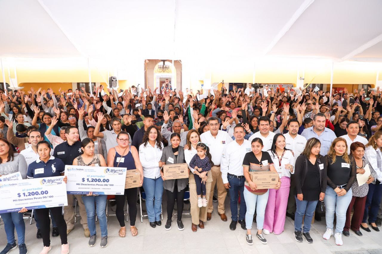Entrega gobernador de Puebla y Mundo Tlatehui, apoyos a mujeres sanandreseñas