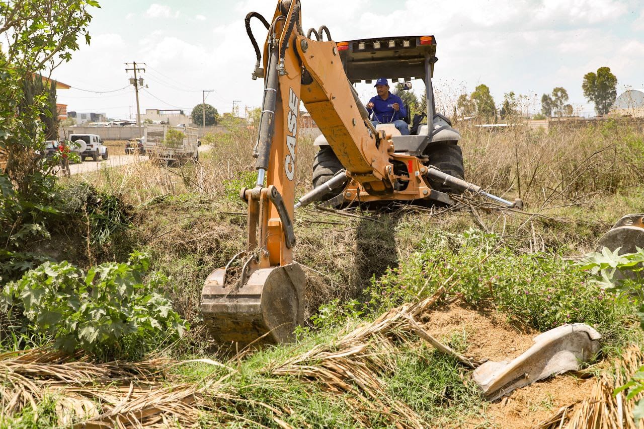 Comunicado oficial Inicia Ayuntamiento de San andrés Cholula limpieza de la zanja Álamos en Santa María Tonantzintla