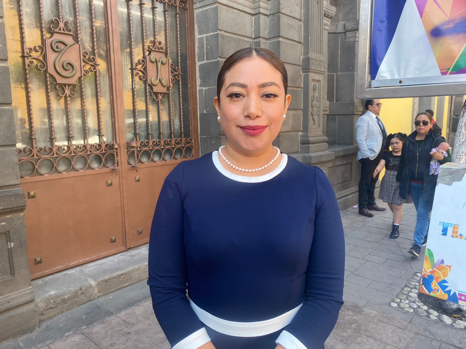 Por: Cortesía TET RESOLVERÁ A LA BREVEDAD IMPUGNACIONES DE ORGANIZACIONES CON INTENCIONES DE SER PARTIDOS POLÍTICOS  El Tribunal Electoral de Tlaxcala (TET), aún no ha resuelto las impugnaciones de las cinco organizaciones que solicitaron constituirse como nuevos partidos políticos; sin embargo, la presidenta Claudia Salvador Ángel, afirmó que desahogarán estos procedimientos lo antes posible para evitar llegar a plazos fatales.  Explicó que “Renovemos Tlaxcala A.C”; “Unificación y Evolución”; “Ciudadanos por constituirse en Encuentro Solidario Tlaxcala A.C”; “Sociedad Independiente “Sí” y “Espacio Democrático de Tlaxcala” fueron quienes presentaron formalmente sus impugnaciones, mismas que fueron admitidas por el organismo autónomo.  En este sentido, puntualizó que esta situación debe de resolverse antes de que se cumplan los tiempos que marca la Ley, en el marco del próximo proceso electoral.  AUDIO TET 1 “No, obviamente se tiene que resolver antes que fenezca ese plazo, no vamos a llegar a plazos fatales, tenemos que salvaguardar los derechos de estas asociaciones, están constituidas por ciudadanos, y que en su momento estas situaciones les perjudican a los ciudadanos en sus derechos políticos electorales”.  Abundó que en este momento no puede asegurar un plazo para tener un fallo sobre estas impugnaciones, toda vez que dependen de las pretensiones de los interesados.  Recordó que las cinco agrupaciones impugnaron tanto las medidas de apremio que se les impusieron, así como la negativa del registro; no obstante, su actuar será con estricto apego a derecho, como en el caso de la revocación de una amonestación pública a la organización ciudadana denominada “Unificación y Evolución”.  AUDIO TET 2 “Claro, precisamente por eso nosotros analizamos la legalidad de los actos que emite el ITE y prueba de ello que nosotros revocamos en este momento, un acto del instituto, al advertir que no se llevaron a cabo las formalidades esenciales del procedimiento y los vinculamos a que notificaran legalmente a la asociación, para que puedan defenderse”.  Por último, recalcó que se encuentran recabando información complementaria para la integración de estos expedientes.