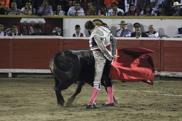 Autoridades estatales acatarán orden de juez para suspender corridos de toros 