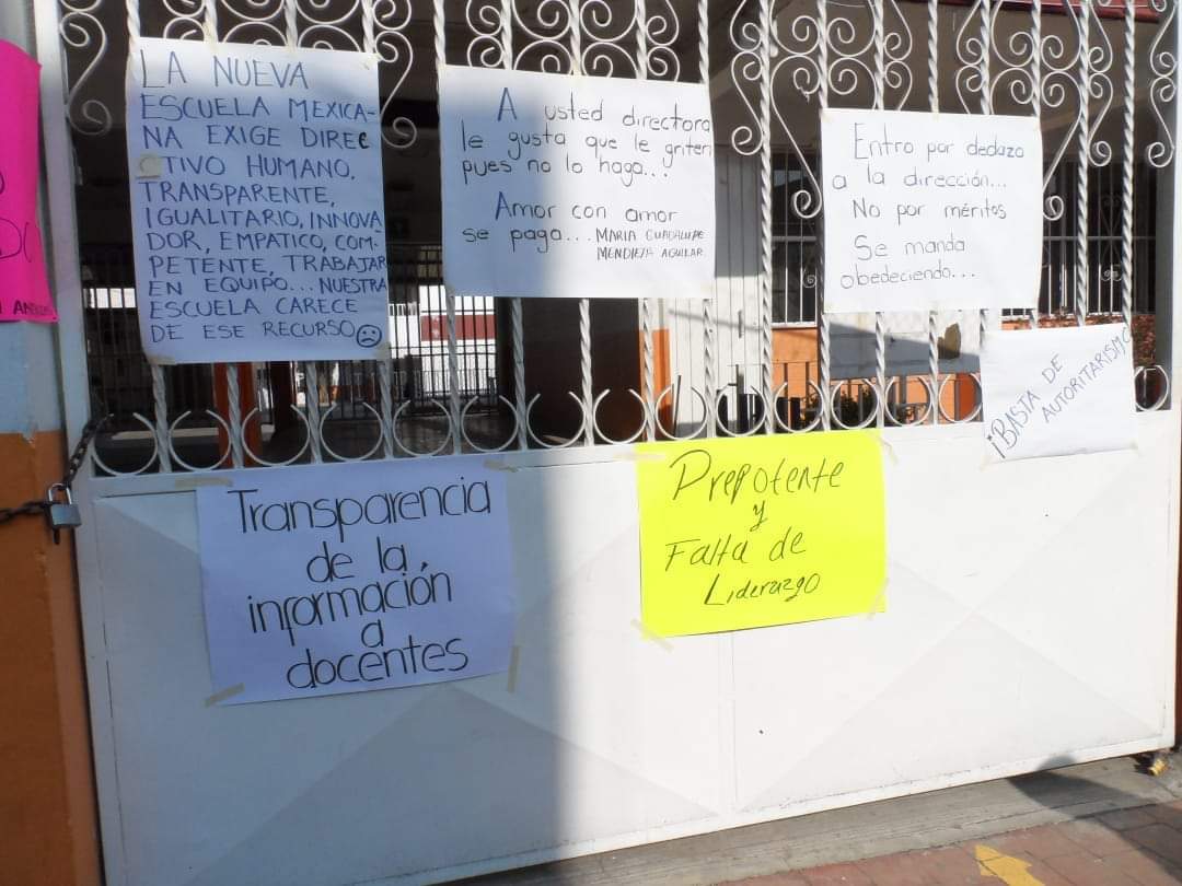 Cierran padres de familia primaria en Chiautempan, acusan a directora de prepotente y acoso laboral