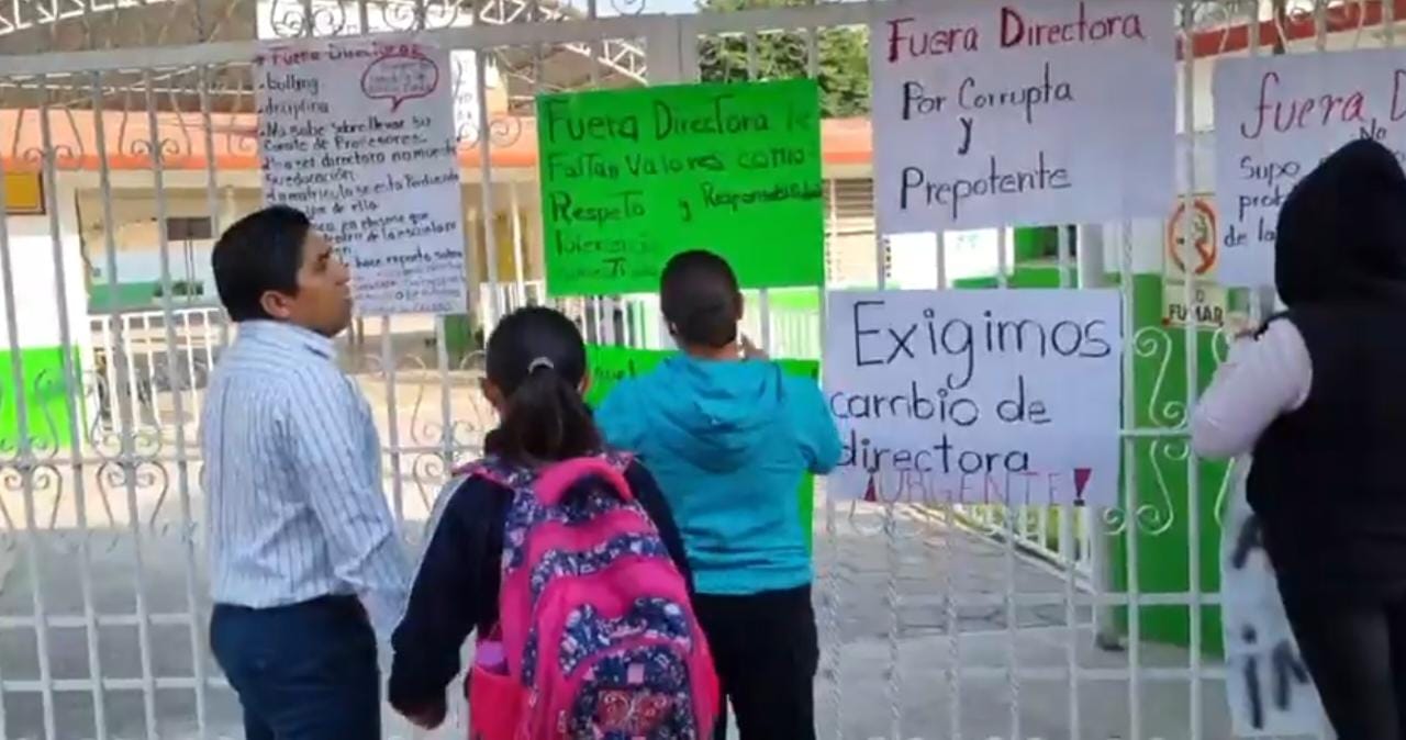 También en Tizatlán, padres de familia cierran primaria, exigen salida de directora