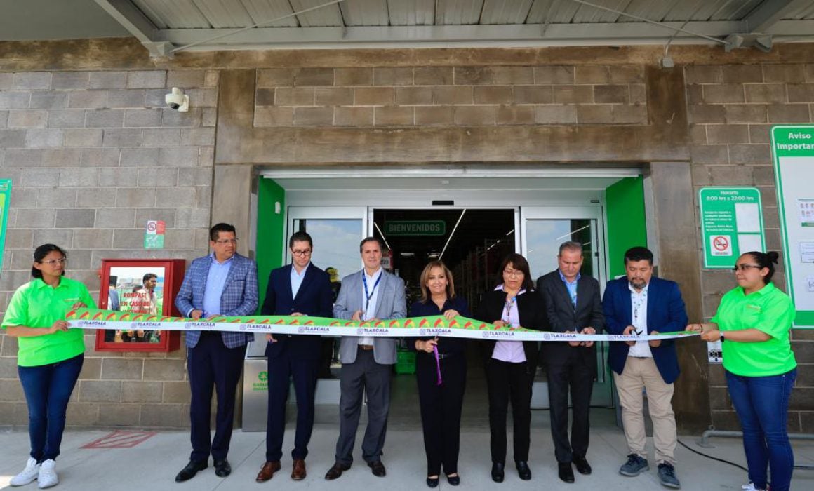 Inaugura Lorena Cuéllar tienda Bodega Aurrera en Calpulalpa
