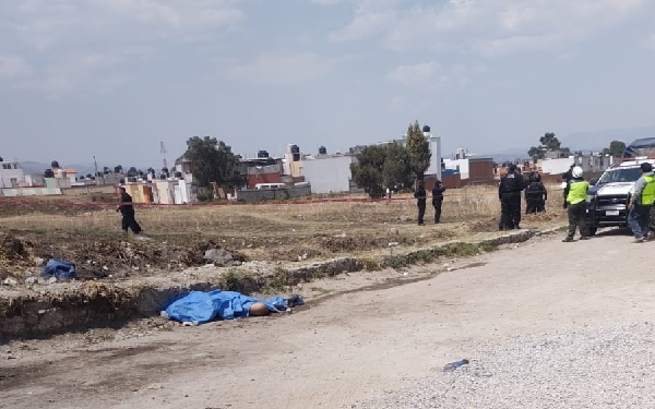 Albañiles y pobladores matan a golpes a presunto ladrón, en Santa Cruz Tlaxcala