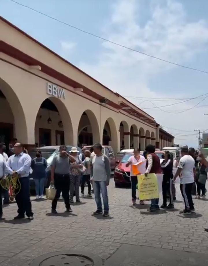 Pobladores de Calpulalpan atan y exhiben a secretario particular y de Ayuntamiento