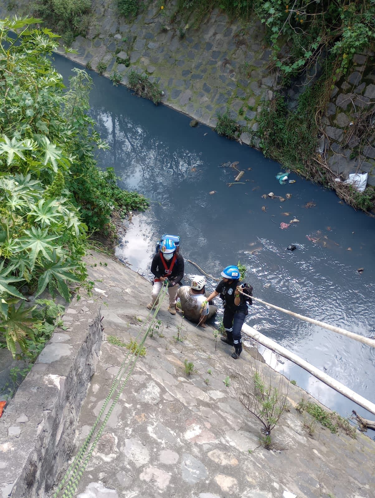 Por: Cortesía Rescatan a masculino que cayó al Canal de San Pablo del Monte