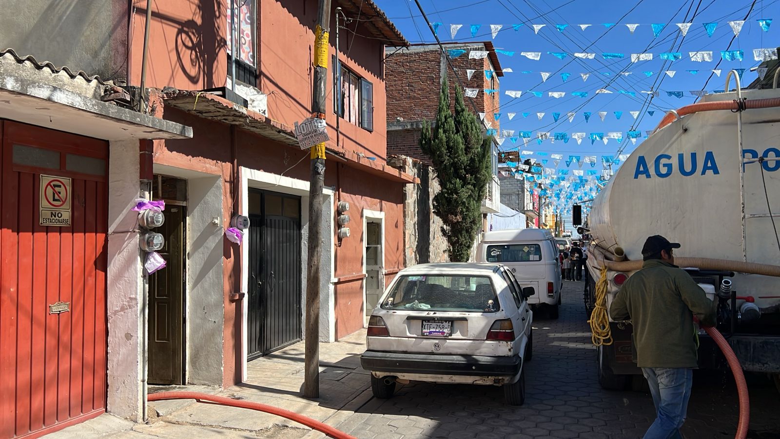 Paola Angon cumple el compromiso de abastecer agua a vecinos de los Barrios de Jesús y Santiago