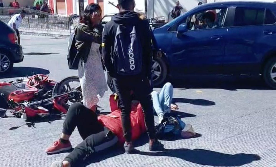 Embisten a pareja de motociclistas en la central camionera de Tlaxcala