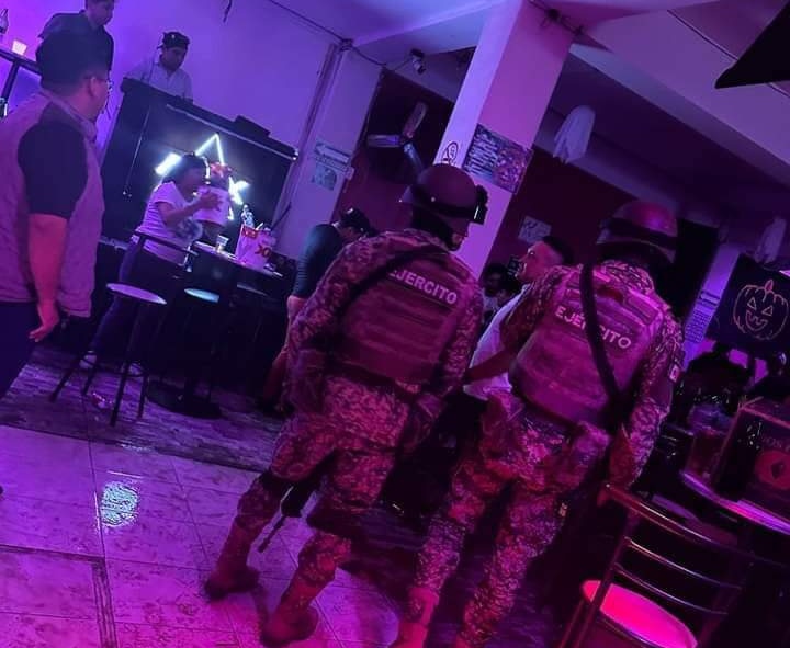 ¡Salud! Captan a tres elementos del Ejército en bar de Zacatelco