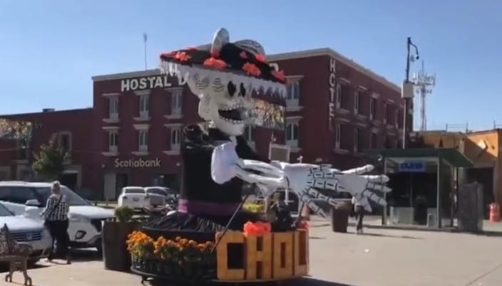San Pedro Cholula se llena de vida con la llegada de Calaveras Gigantes para el Día de Muertos