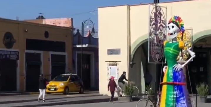 Por: Cortesía Lula Pineda San Pedro Cholula se llena de vida con la llegada de Calaveras Gigantes para el Día de Muertos