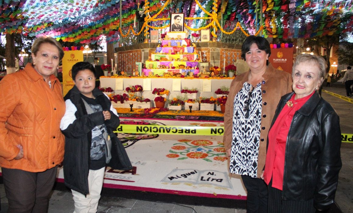 Inaugura Maribel Pérez Arenas ofrenda monumental en Tlaxcala capital