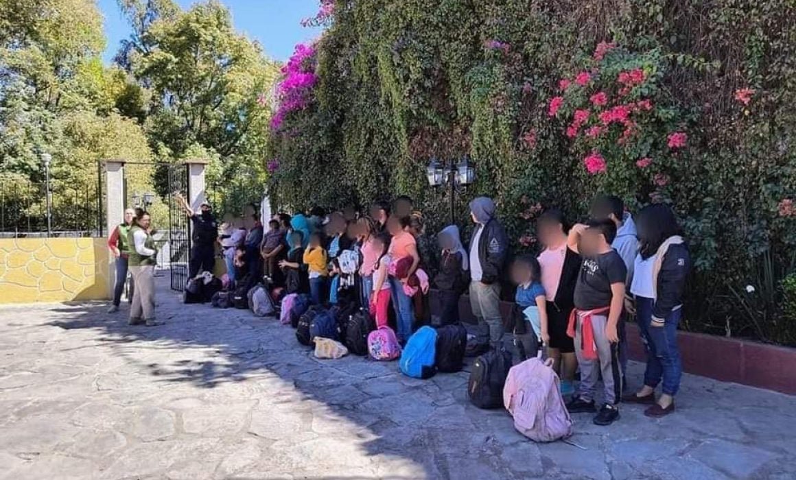 Por: Cortesía Rescatan a 100 migrantes centroamericanos hacinados en autobús en Ixtacuixtla