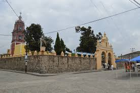Obras de rehabilitación de la plaza de Santa María Tonantzintla son paradas por el INAH