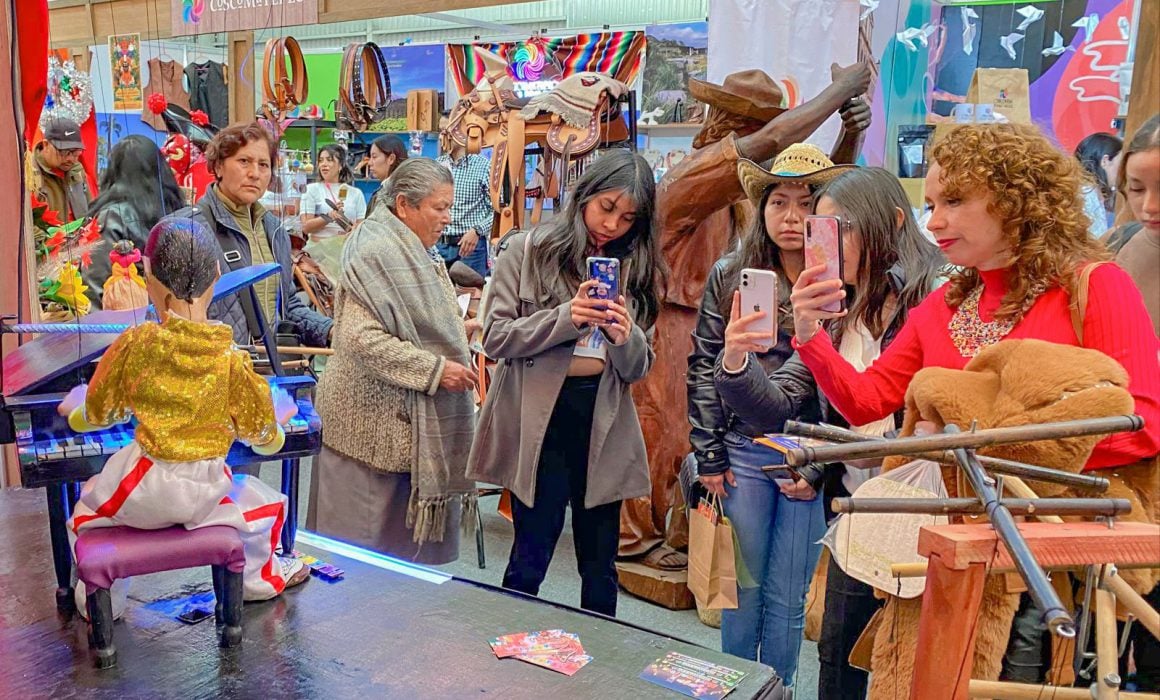 Cautiva Huamantla en el tianguis de Pueblos Mágicos 2023