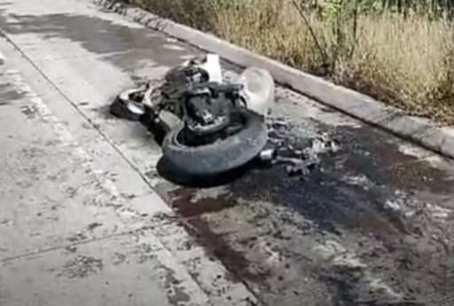 Por: Cortesía Lula Pineda Motociclista por conducir a alta velocidad, derrapa en Periférico con dirección Puebla-México