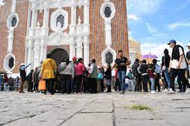 Piden pobladores de Atlangatepec salida de párroco; protestan en la capital