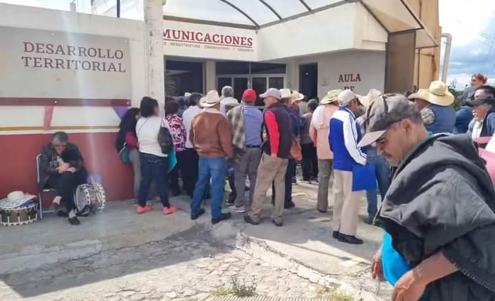 Reclaman pobladores pagos de terrenos en construcción de Arco Norte; toman SCT