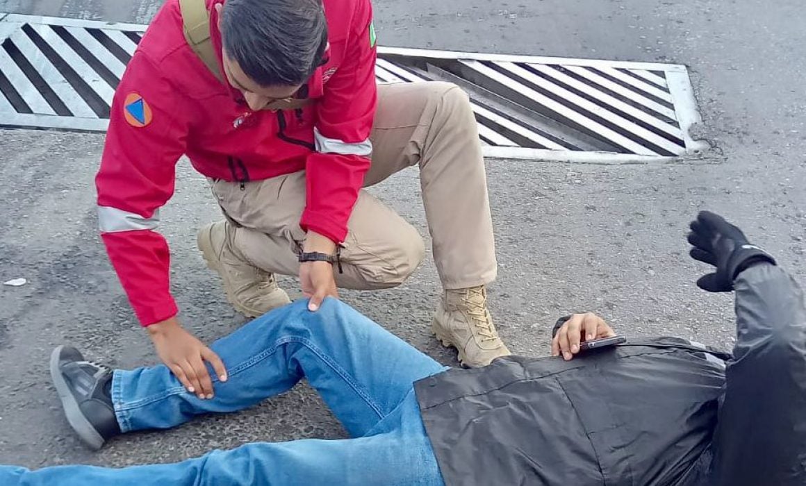 Auxilia Protección Civil de Huamantla a motociclista que sufrió derrape