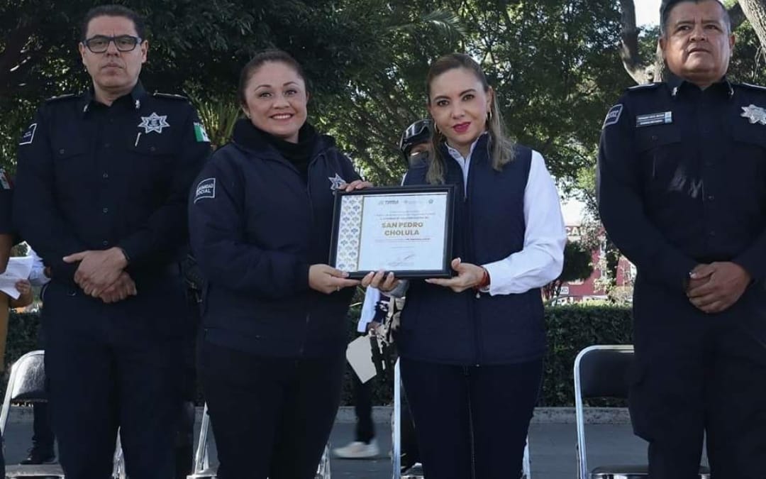 Paola Angon fortalece la seguridad con 23 nuevos policías y entrega de estímulos a elementos