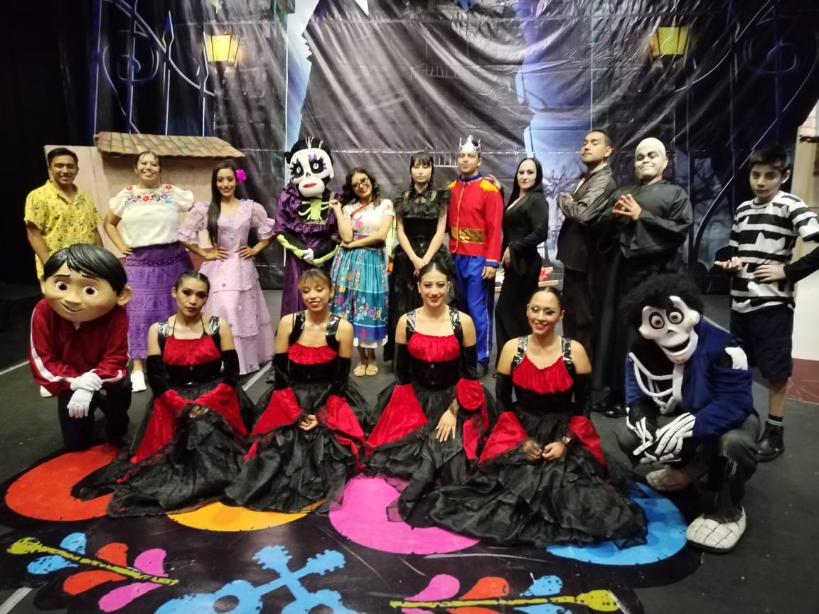 Por: Cortesía Lula Pineda Día de Muertos y Noche de Bruja con la puesta en escena "Coco - Merlina - Encanto":  Ciudad sagrada