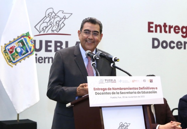 Por: Cortesía Gobierno de Puebla entrega más de mil bases a maestros sindicalizados