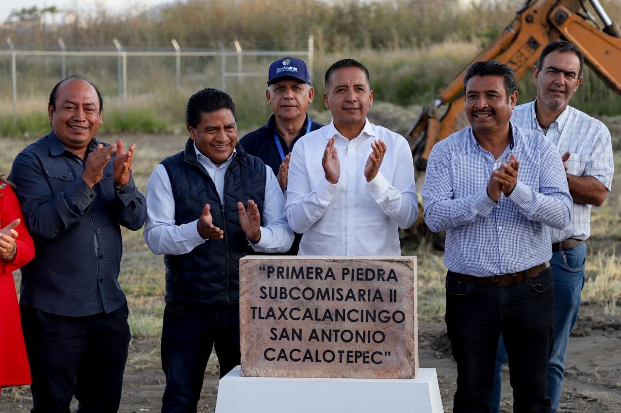 Coloca Mundo Tlatehui primera piedra de la subcomisaria II Tlaxcalancingo-Cacalotepec  