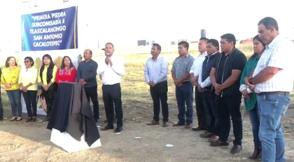 Edmundo Tlatehui coloca la primera piedra de la subcomisaria de Tlaxcalancingo-Cacalotepec