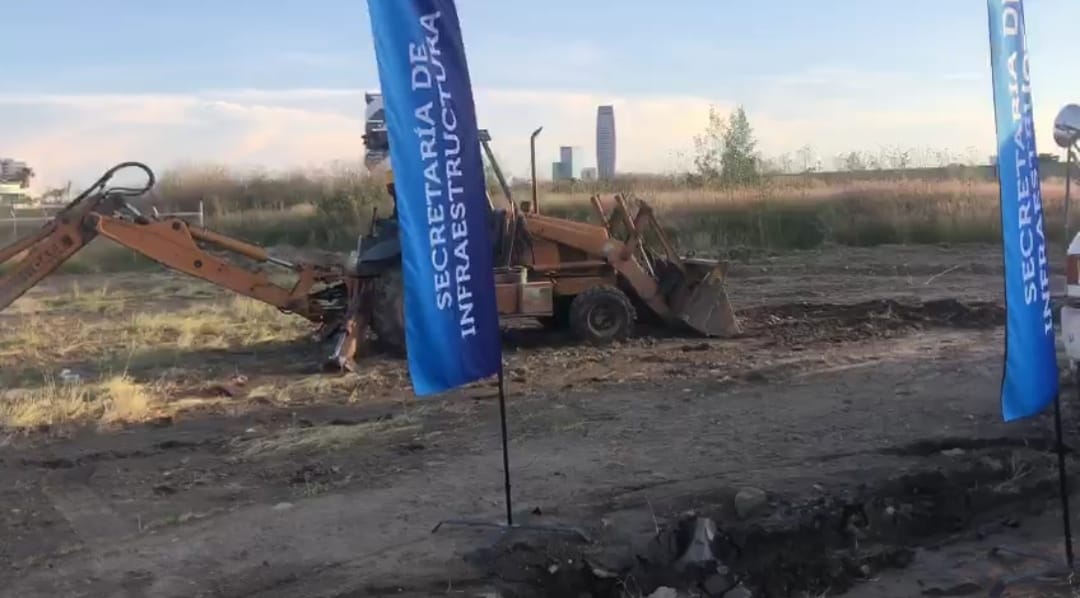 Por: Cortesía Lula Pineda Edmundo Tlatehui coloca la primera piedra de la subcomisaria de Tlaxcalancingo-Cacalotepec