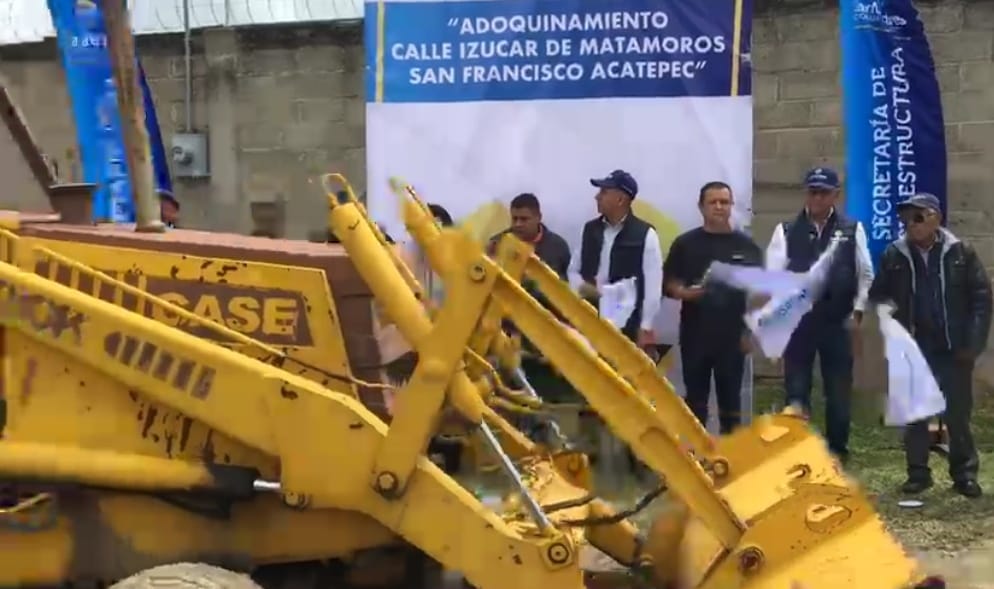 Edmundo Tlatehui inicia obra de adoquinamiento prometida a pobladores de San Francisco Acatepec