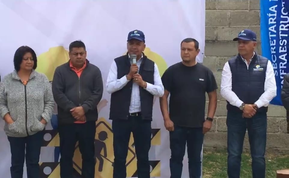 Por: Cortesía Lula Pineda Edmundo Tlatehui inicia obra de adoquinamiento prometida a pobladores de San Francisco Acatepec