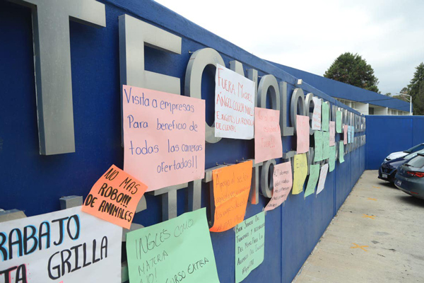 Se manifiestan alumnos del ITAT; exigen destitución de director