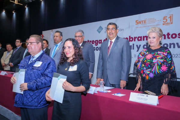 Por: Cortesía Gobierno entrega 764 plazas a docentes de Puebla