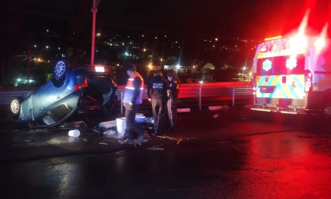 Vuelcan y abandonan vehículo en El Trébol de Tlaxcala