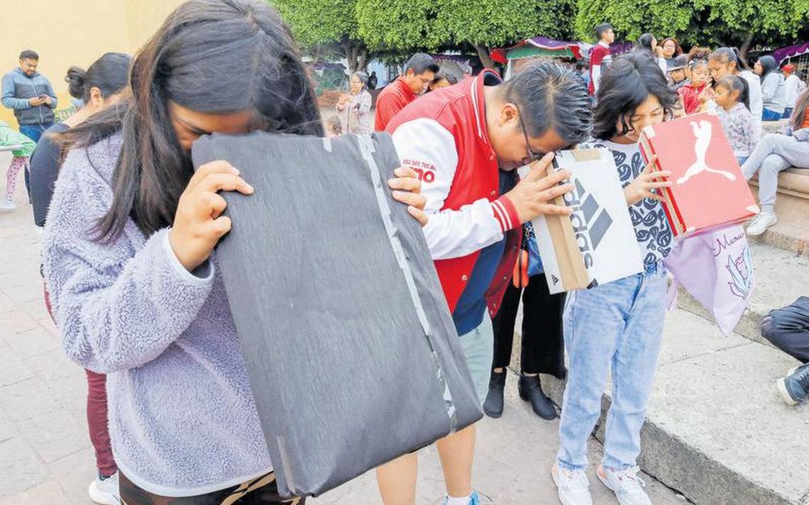 Disfrutan tlaxcaltecas de eclipse solar anular; UAM crea consciencia