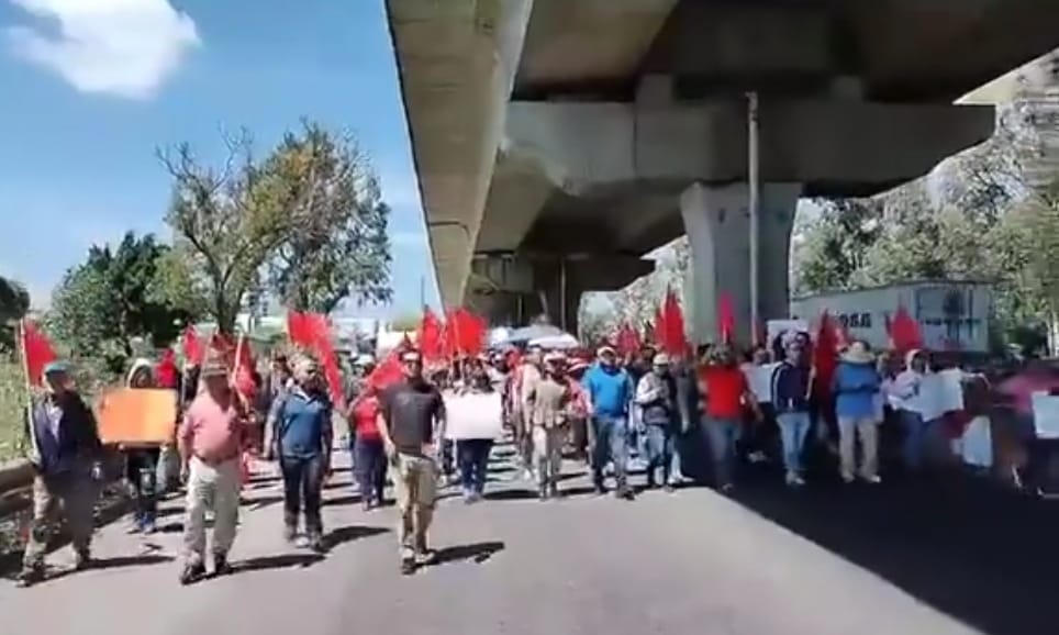 Manifestantes de la colonia Obrera protestan en la Autopista México-Puebla tras coste de electricidad