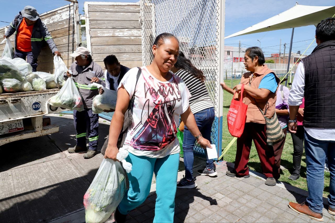Por: Cortesía Lula Pineda Edmundo Tlatehui apoya a familias a través del programa "Nutriendo tu Economía"