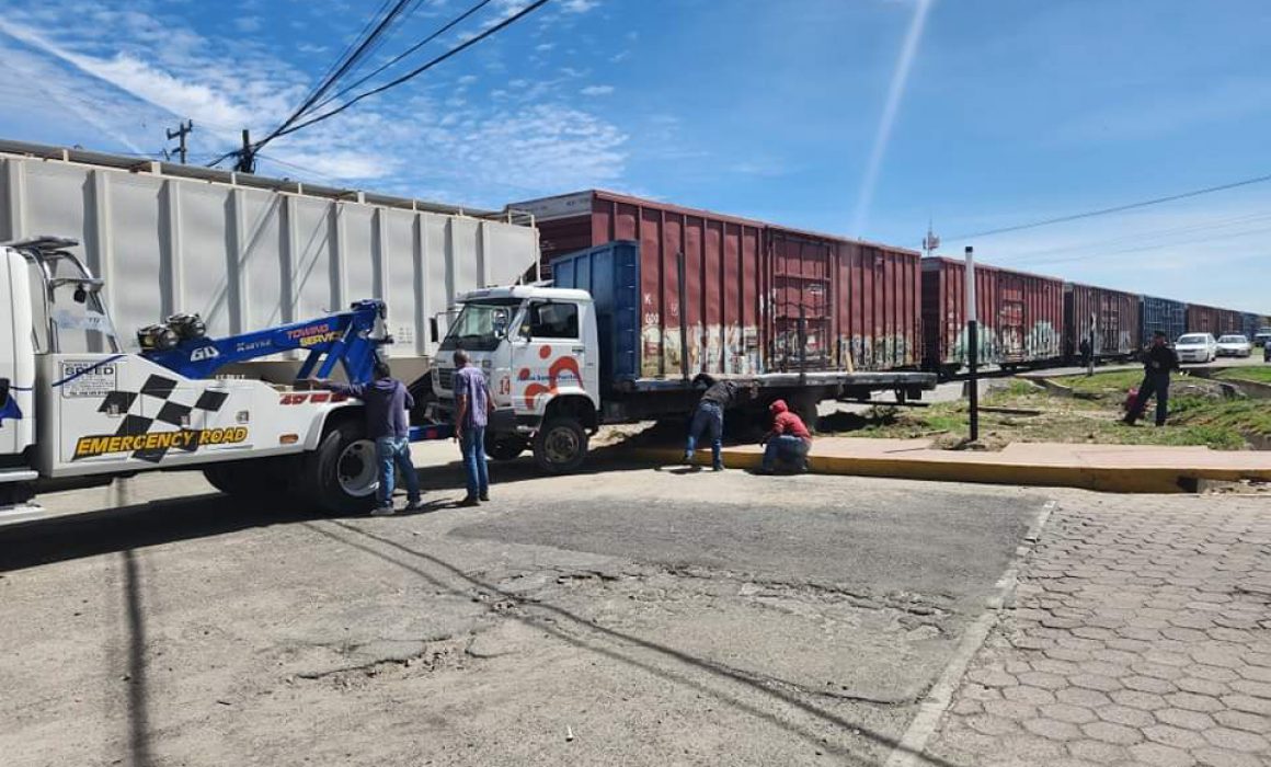 Embiste tren a camión cargado de arena en Huamantla; hay 2 heridos