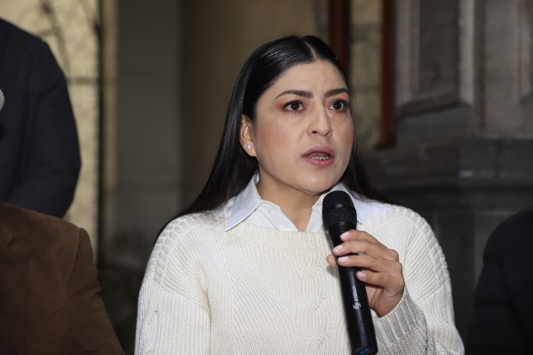 Por: Cortesía Claudia Rivera Vivanco: "A Eduardo Rivera Pérez le quedó grande el cargo"