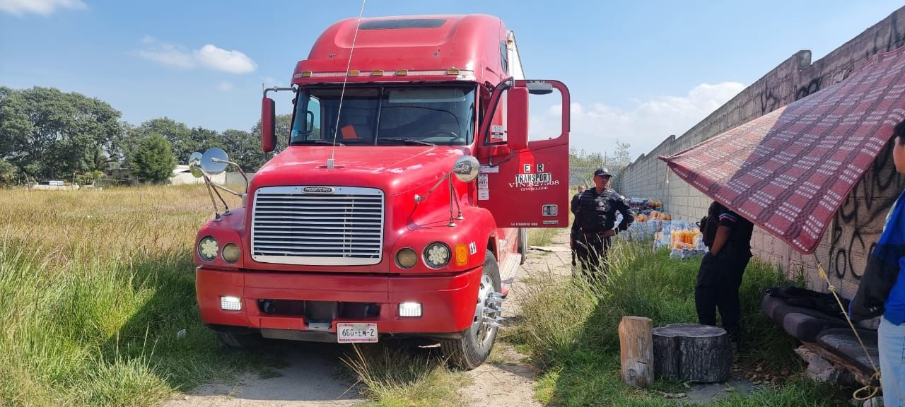 Por: Cortesía En enfrentamiento a balazos vs delincuentes, policías recuperan tráiler robado cargado de refrescos, en San Pablo del Monte