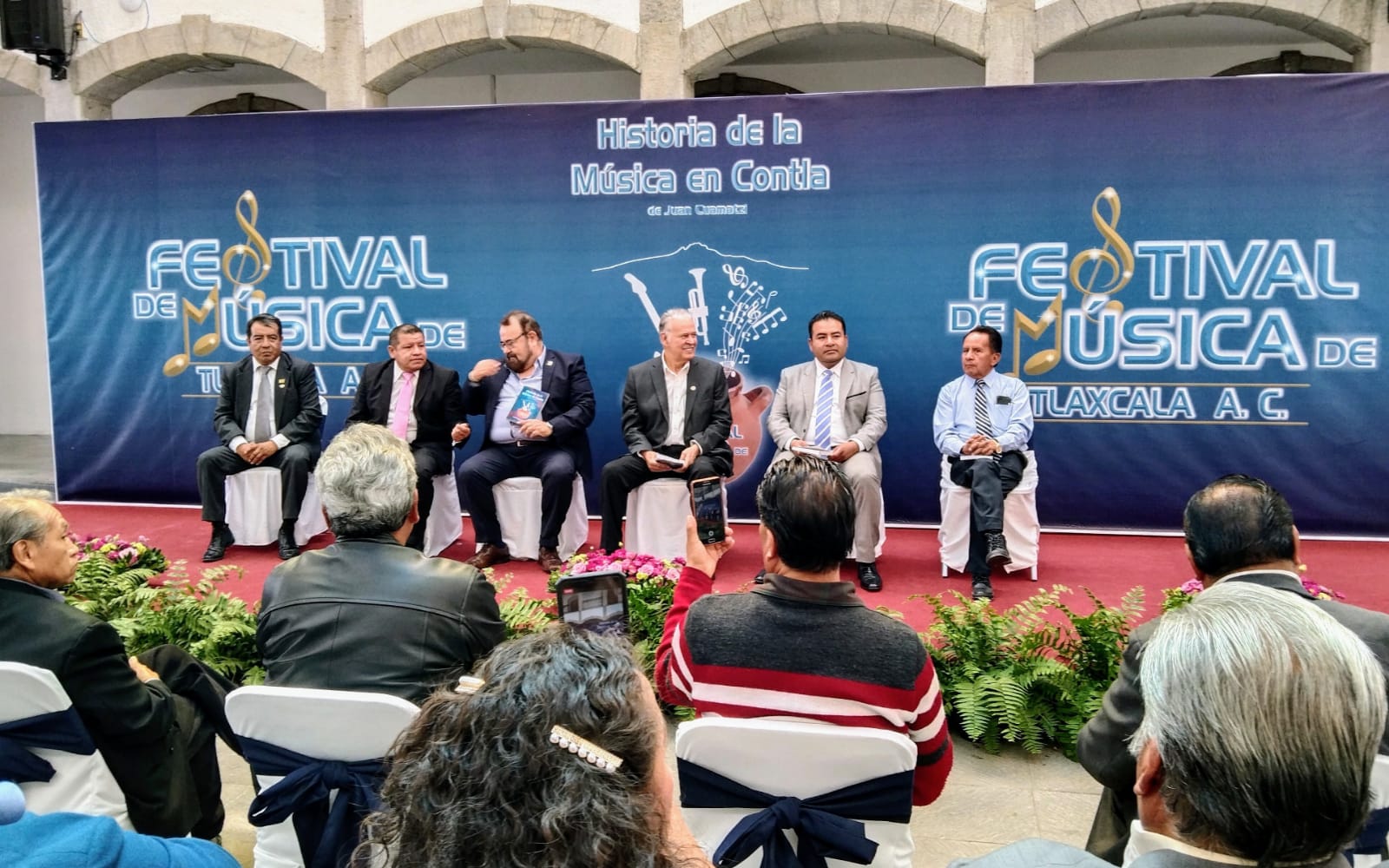 Por: Cortesía Contla inmortaliza en libro anécdotas, tragedias y retos de sus músicos